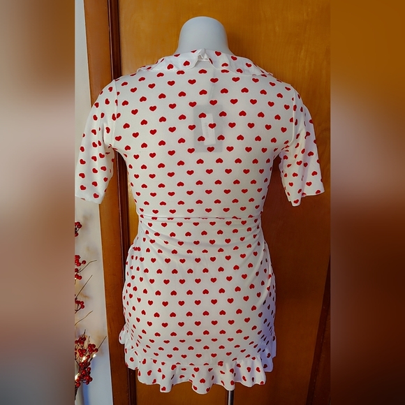 ❤️ PrettyLittleThing White Mini Heart Wrap Dress – Size 12 NWT ❤️ - Picture 6 of 9